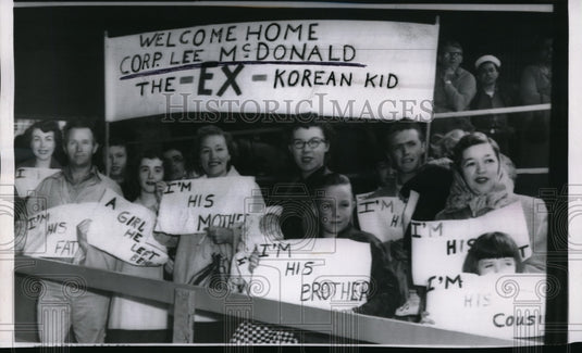 1955 Press Photo Crowd welcoming Cpl Lee C McDonald when he arrive in Seattle