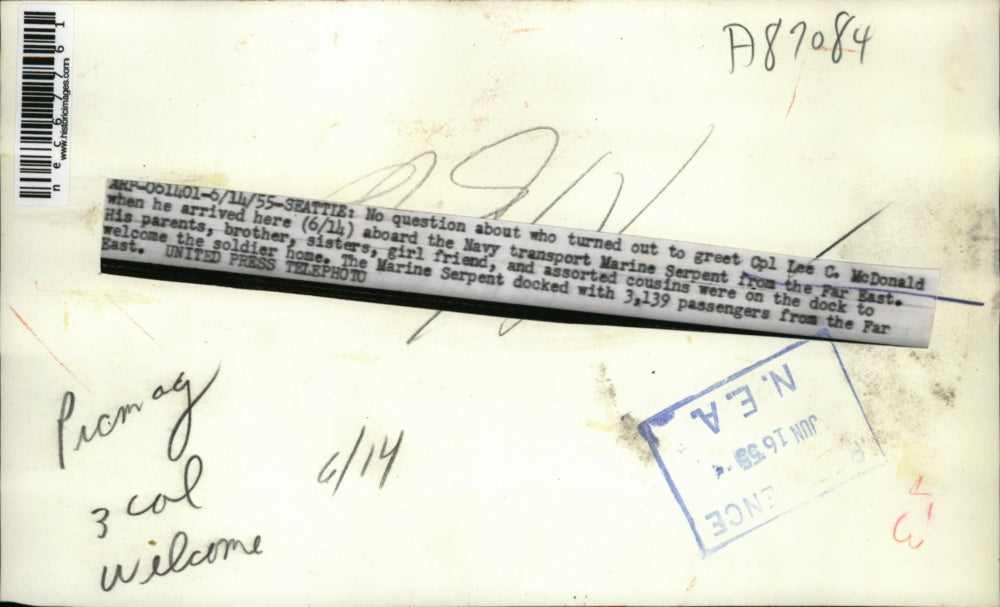 1955 Press Photo Crowd welcoming Cpl Lee C McDonald when he arrive in Seattle