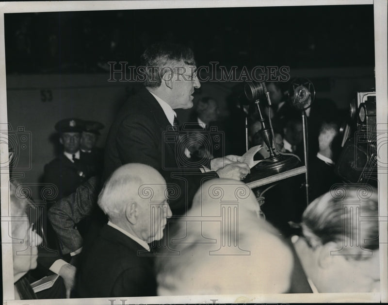 Load image into Gallery viewer, 1934 Press Photo Dr. A.L. Barker of John Hopkins University speaks at Hitler tri
