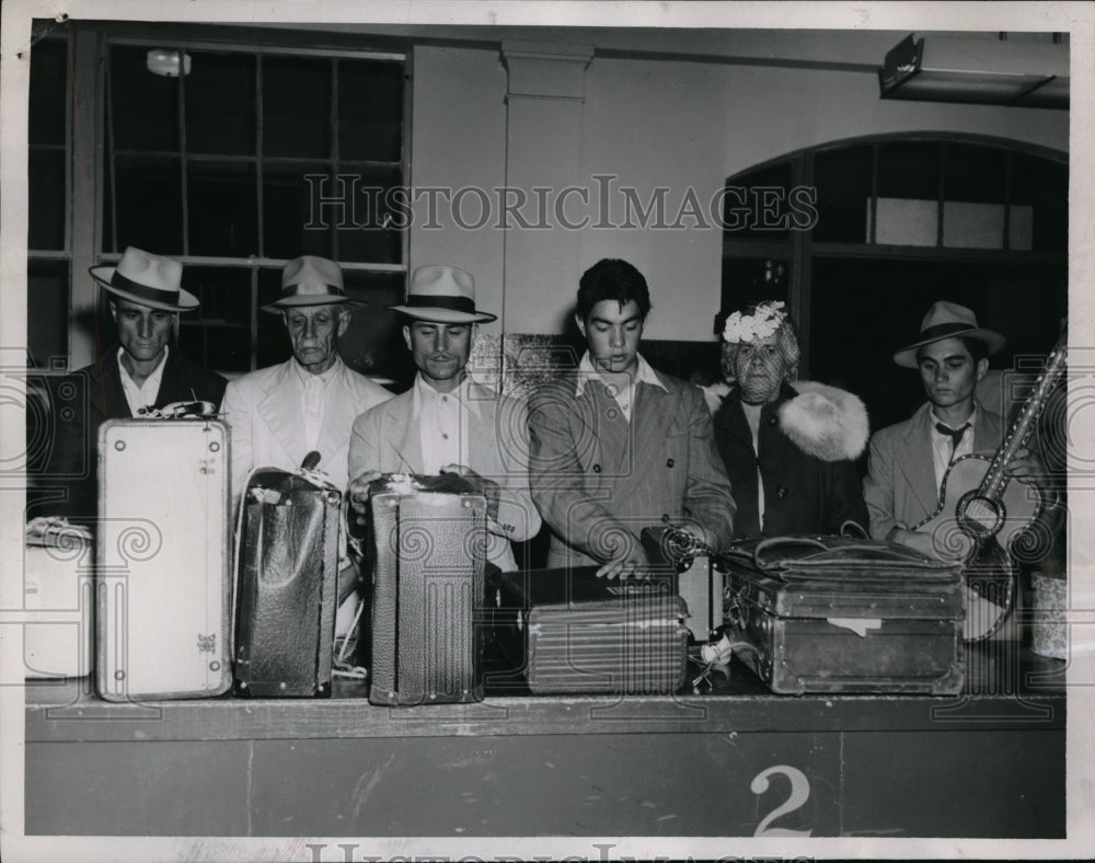 1946 Press Photo Liverio Cappas Family clearing the customs in Miami