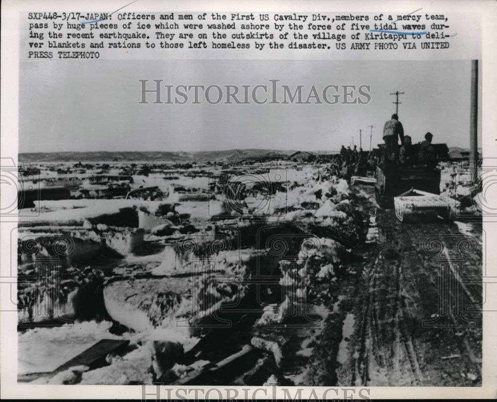 1952 Press Photo Officers and men of the first US Cavalry Div by the force of th