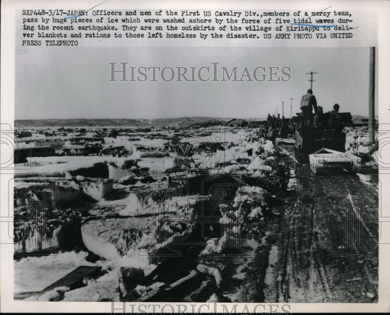 Load image into Gallery viewer, 1952 Press Photo Officers and men of the first US Cavalry Div by the force of th
