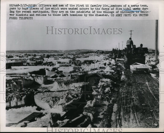 1952 Press Photo Officers and men of the first US Cavalry Div by the force of th