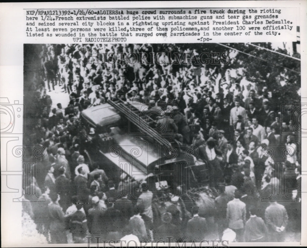 1960 Press Photo A huge crowd surrounding a fire truck during a riot
