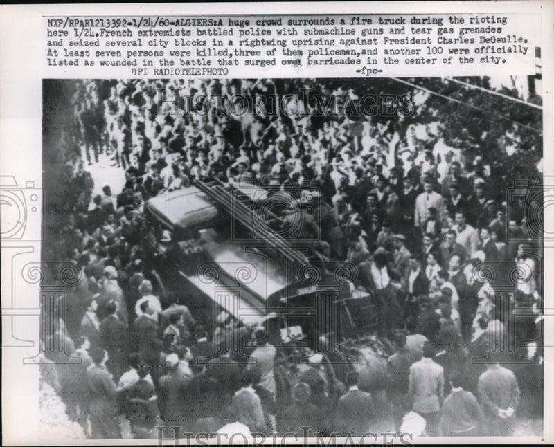 Load image into Gallery viewer, 1960 Press Photo A huge crowd surrounding a fire truck during a riot
