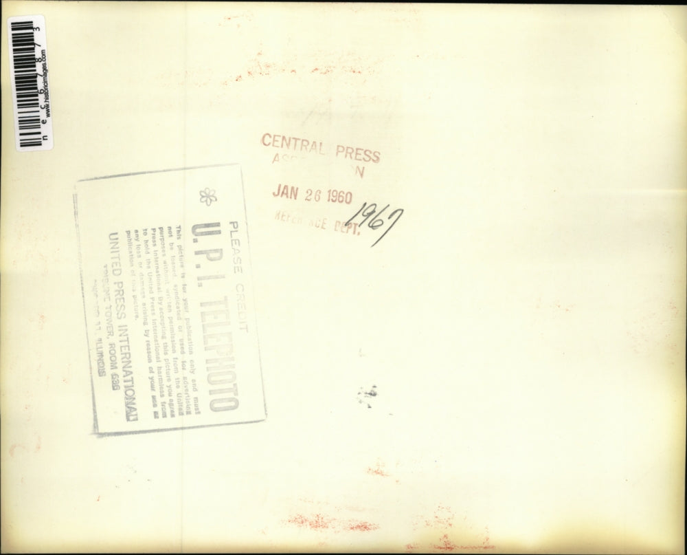 1960 Press Photo A huge crowd surrounding a fire truck during a riot