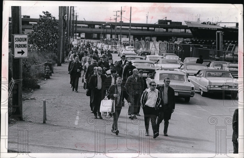 Load image into Gallery viewer, 1969 Press Photo After Kickoff

