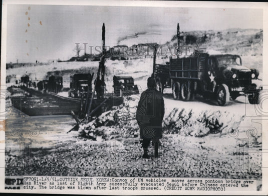 1951 Press Photo Men watching the convoy of UN Vehicles as they move