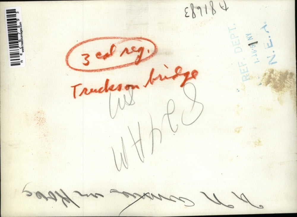 1951 Press Photo Men watching the convoy of UN Vehicles as they move