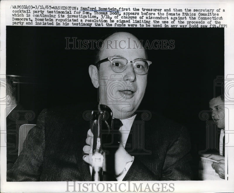 Load image into Gallery viewer, 1967 Press Photo Sanford Bomstain the during a cocktail party for Sen. Thomas Do
