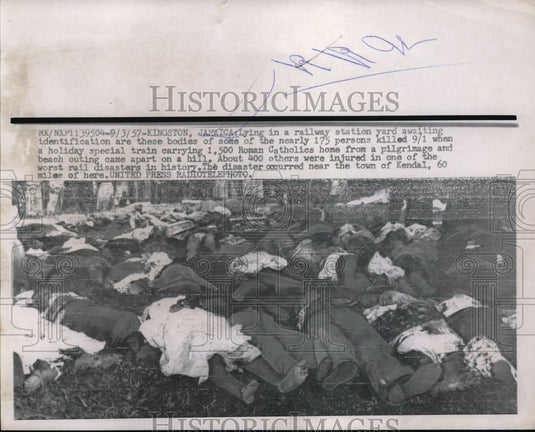 1957 Press Photo Kingston, Jamaica bodies of  train accident victims- Historic Images