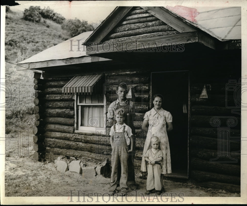 1939 Press Photo Mr & Mrs Bernard Moore & family at their Iowa home - nec67919