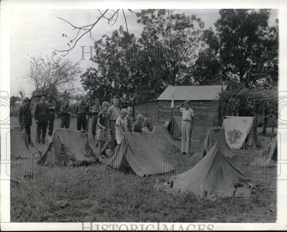 1941 Press Photo Kids impressed by pup tents in 29th division in Morven, North C