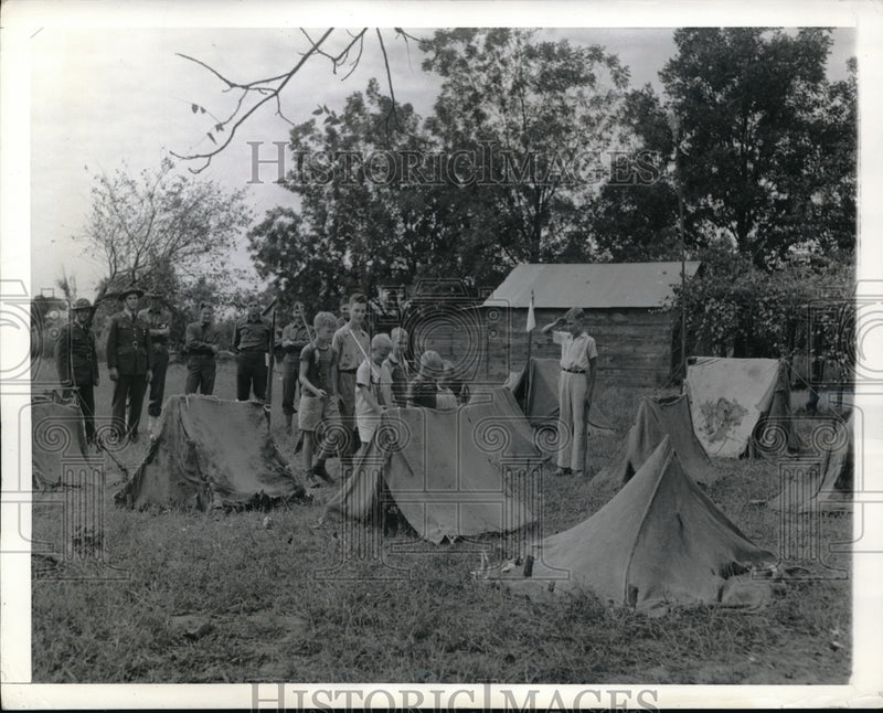 Load image into Gallery viewer, 1941 Press Photo Kids impressed by pup tents in 29th division in Morven, North C
