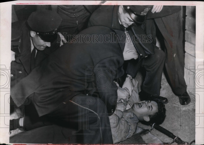 Load image into Gallery viewer, Chicago police subdue Fred Hatter at suicide attempt1954 Press Photo
