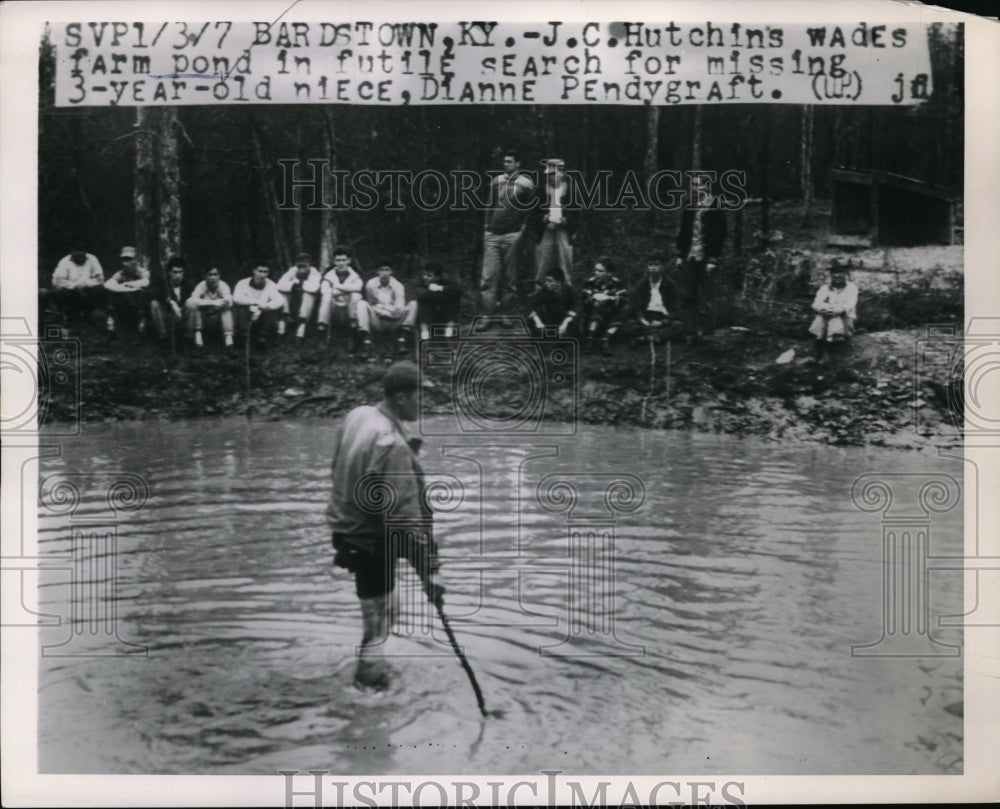 1954 Press Photo Bardsyown, Ky JC Hutchins in farm pond search for missing niece age 3