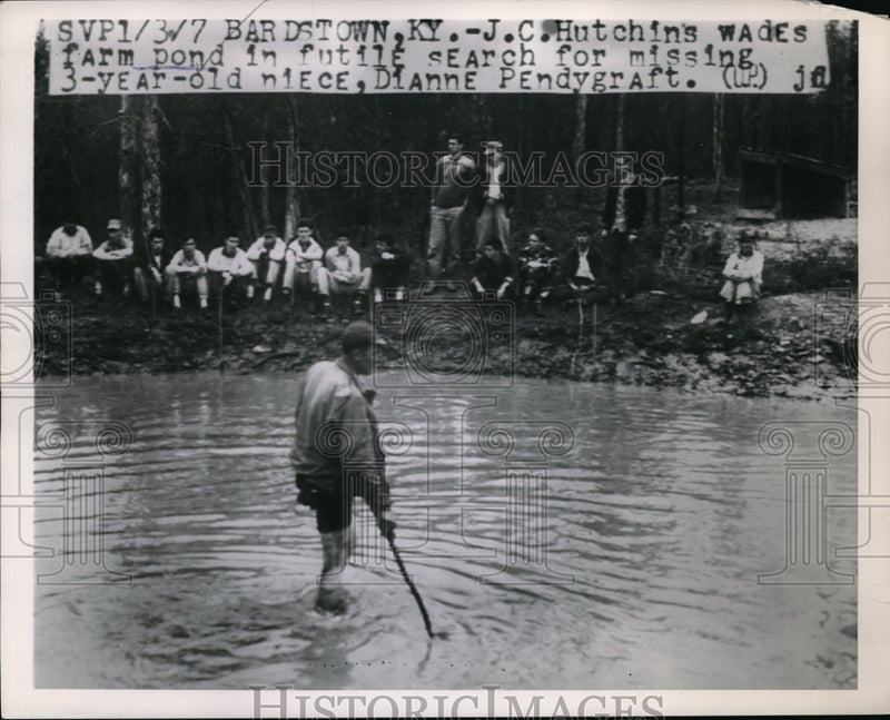 Load image into Gallery viewer, 1954 Press Photo Bardsyown, Ky JC Hutchins in farm pond search for missing niece age 3
