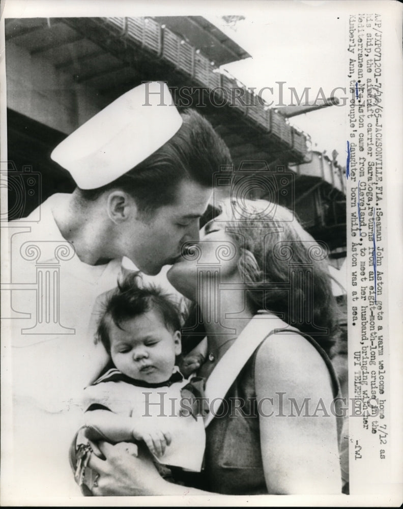 Load image into Gallery viewer, 1965 Press Photo Seaman John Ashton With Wife And Daughter Kimberly Ann

