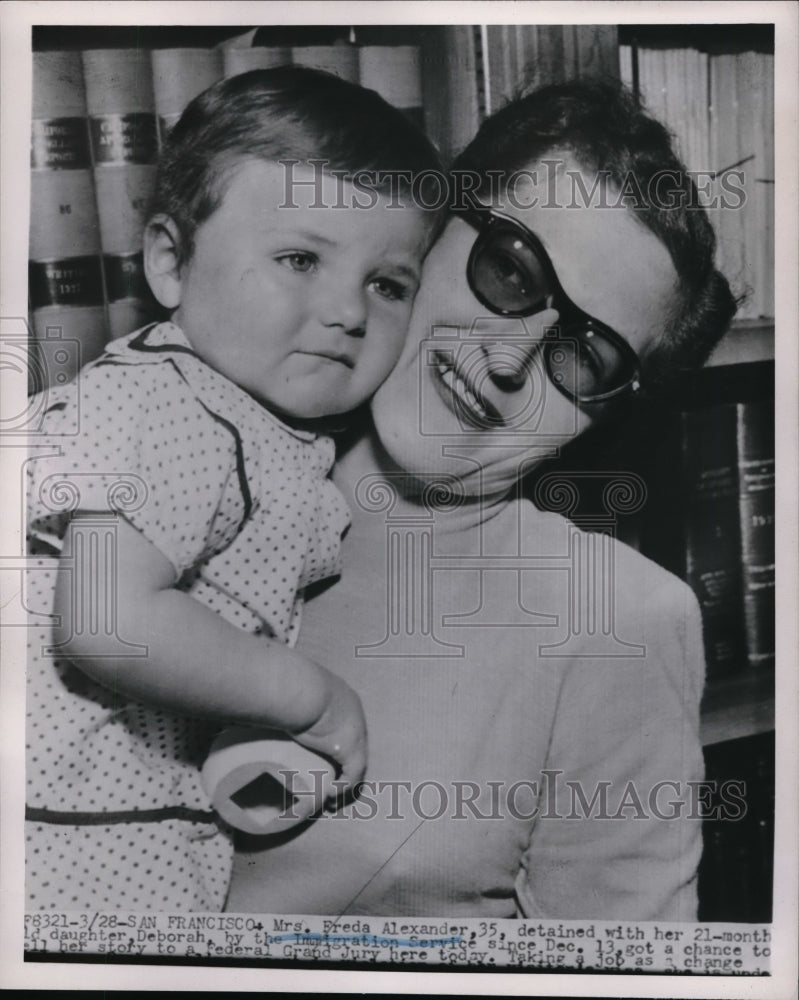 1951 Press Photo Mrs Freda Alexander Detained With Her 21 Month Old Daughter