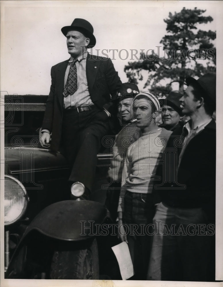 1938 Press Photo C L Red Adams Urging Would Be Pickets To Leave