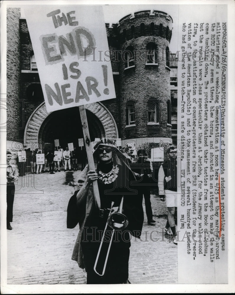 Load image into Gallery viewer, 1969 Press Photo Minneapolis, MN Univ of Mn students protest at ROTC Armory
