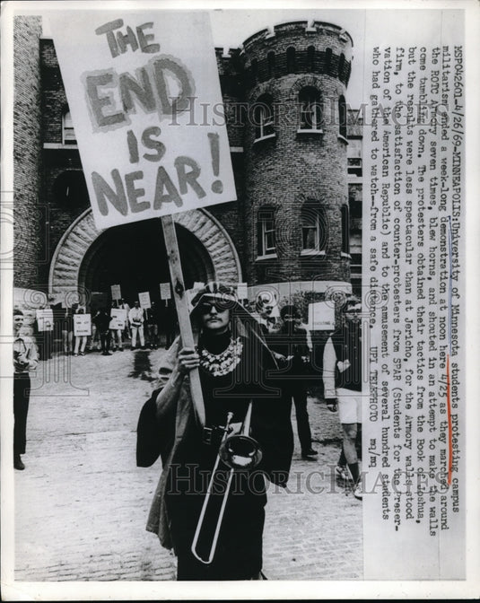 1969 Press Photo Minneapolis, MN Univ of Mn students protest at ROTC Armory
