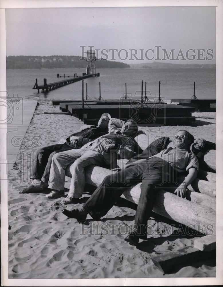 1953 Press Photo Grunewald Wannsee Beach Preparing For Tourists