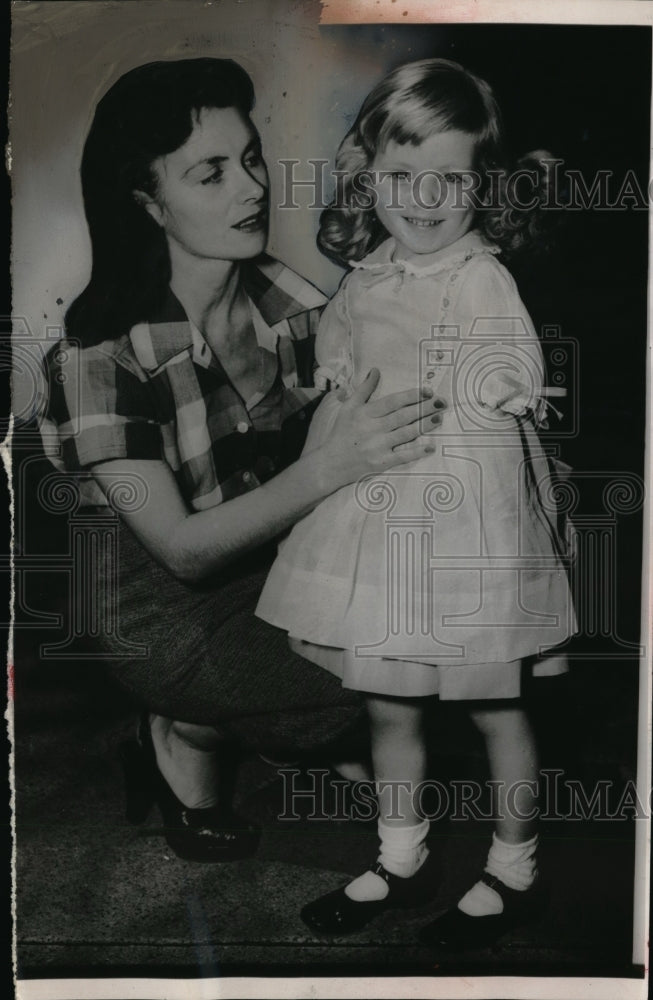 1952 Press Photo Mrs John Dewer With Daughter Eileen Born Without Fingers