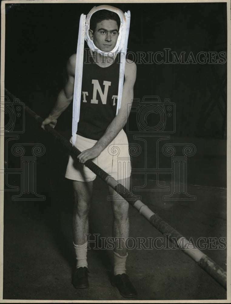 1929 Press Photo Pole vaulter Tom Warne of Northwestern Univ