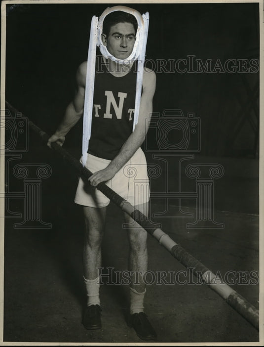 1929 Press Photo Pole vaulter Tom Warne of Northwestern Univ