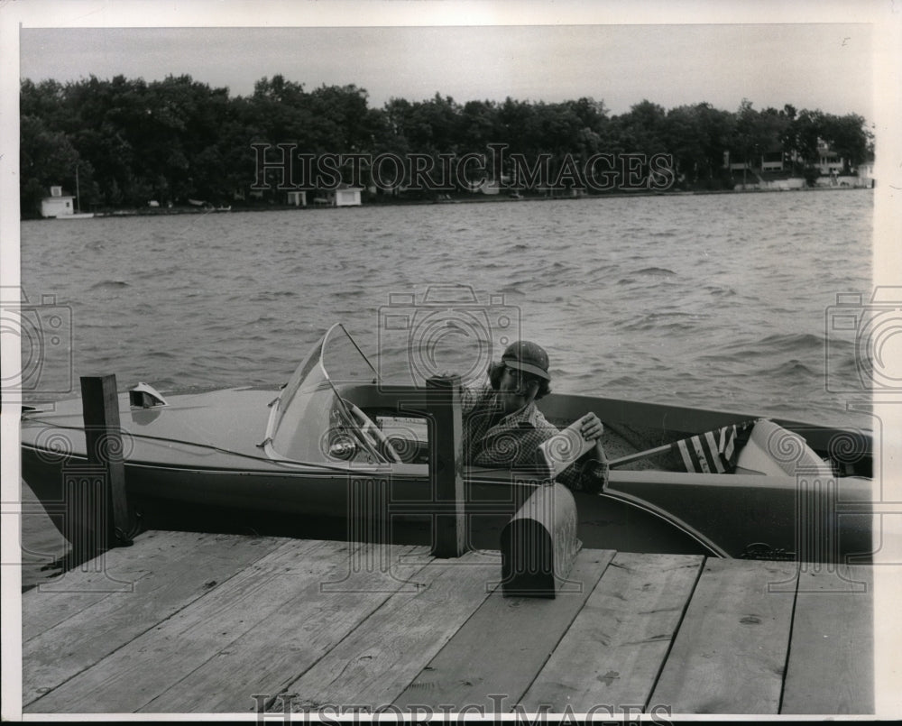 1959 Press Photo Onauchee, Wisc Mrs Marvin Kreiser on her lake mail route