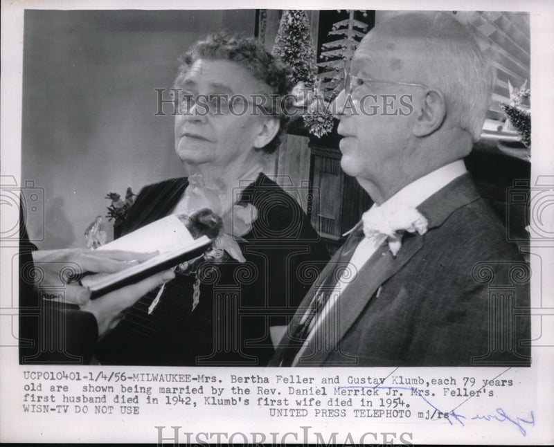 Load image into Gallery viewer, 1956 Press Photo Bertha Feller and Gustav Klumb married by the Rev. Daniel
