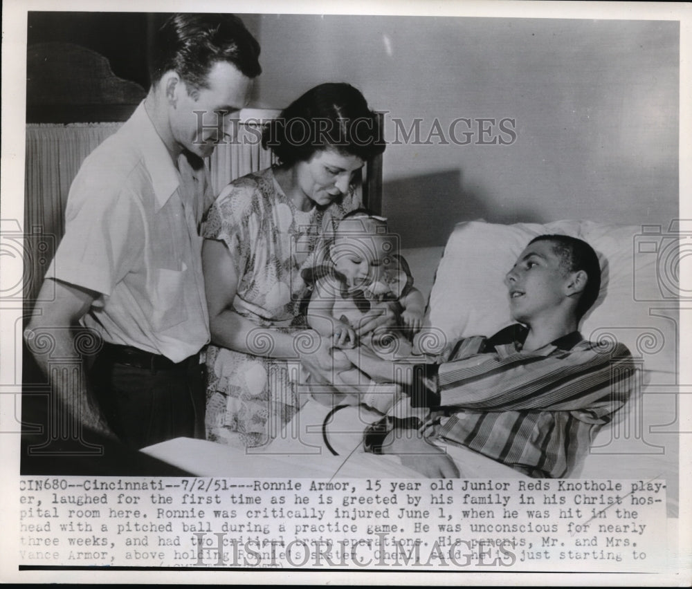 1951 Press Photo Ronnie Armor Greeted By Family In Christ Hospital - nec68187