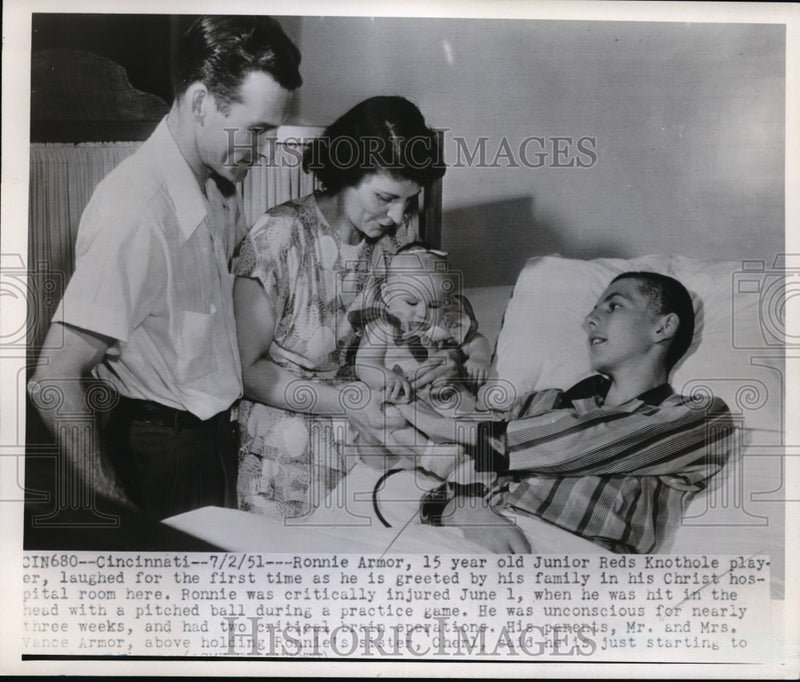 Load image into Gallery viewer, 1951 Press Photo Ronnie Armor Greeted By Family In Christ Hospital - nec68187
