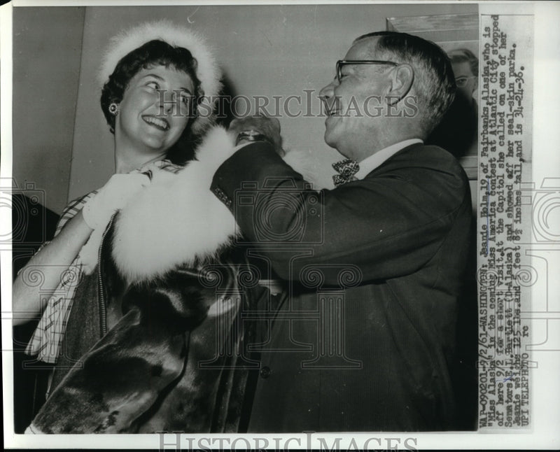 Load image into Gallery viewer, 1961 Press Photo DC Miss Alaska Jeanie Helm &amp; Senator EL Bartlett - nec68271
