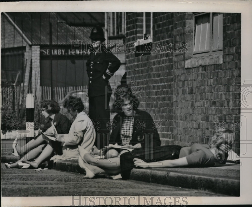 1960 Press Photo Teenage Girls Protest In London - nec68313
