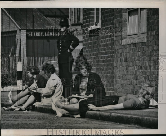 1960 Press Photo Teenage Girls Protest In London - nec68313