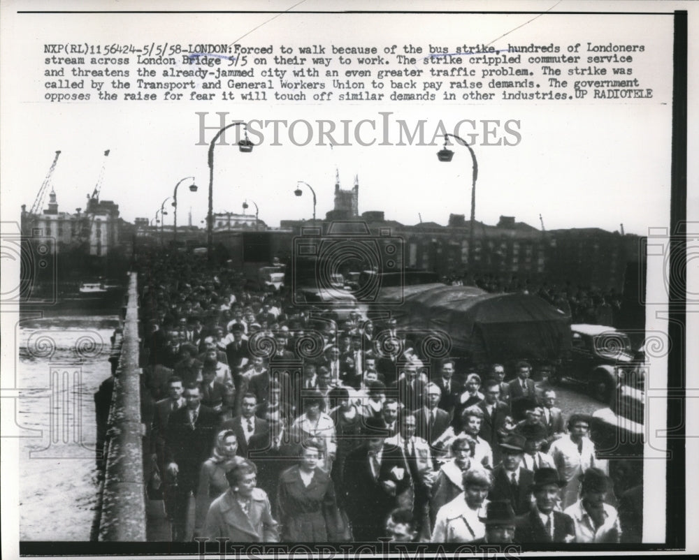 1958 Press Photo Forced To Walk Due To Bus Strike London