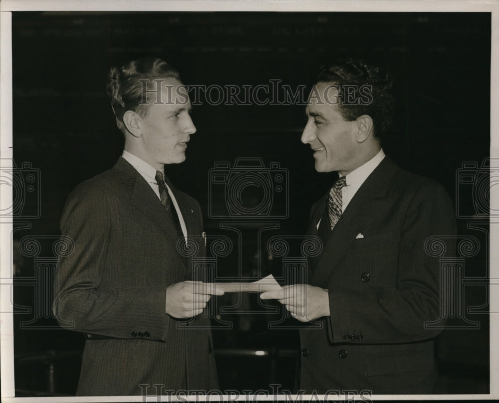 1939 Press Photo Freund Student Recieves Check From Isaac Witkin - nec68317