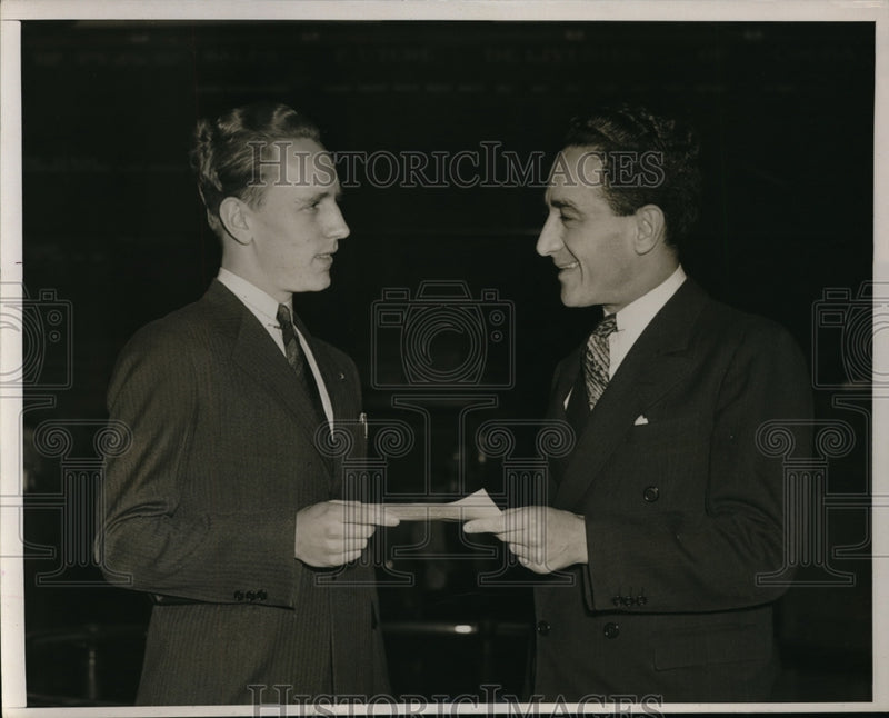 Load image into Gallery viewer, 1939 Press Photo Freund Student Recieves Check From Isaac Witkin - nec68317
