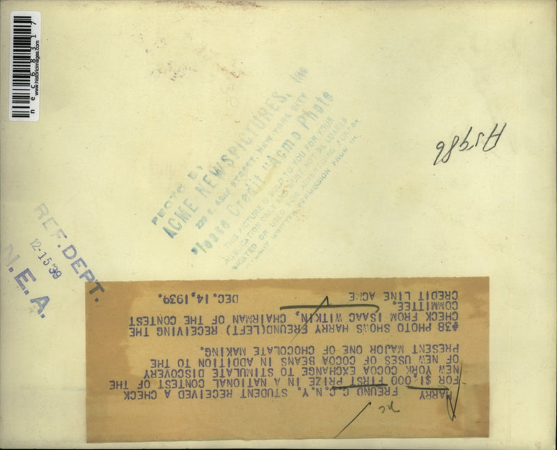 Load image into Gallery viewer, 1939 Press Photo Freund Student Recieves Check From Isaac Witkin - nec68317
