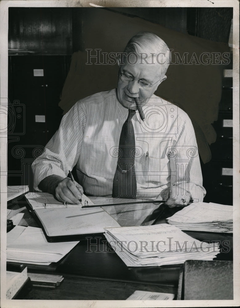 Load image into Gallery viewer, 1954 Press Photo Elmer Stanton Commercial Department - nec68329
