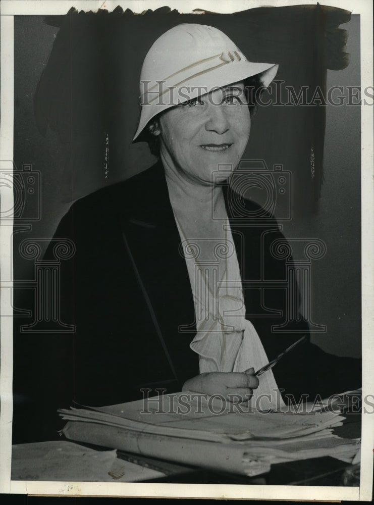 1933 Press Photo Mrs Hugh S Johnson Wife Of Recovery Administrator At Her Desk N