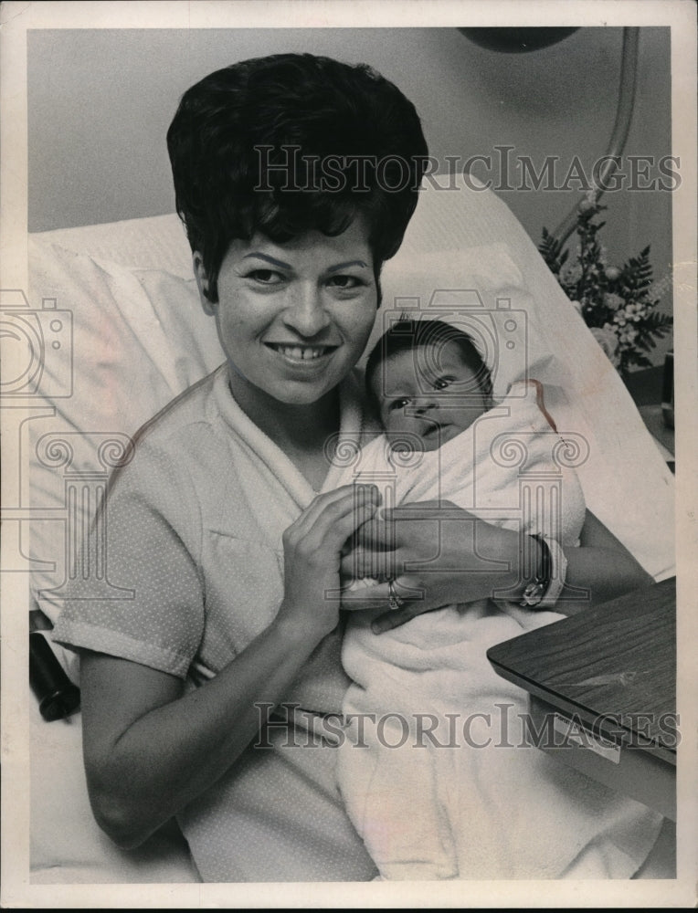 1970 Press Photo Mrs Michael Kurnot And Richard