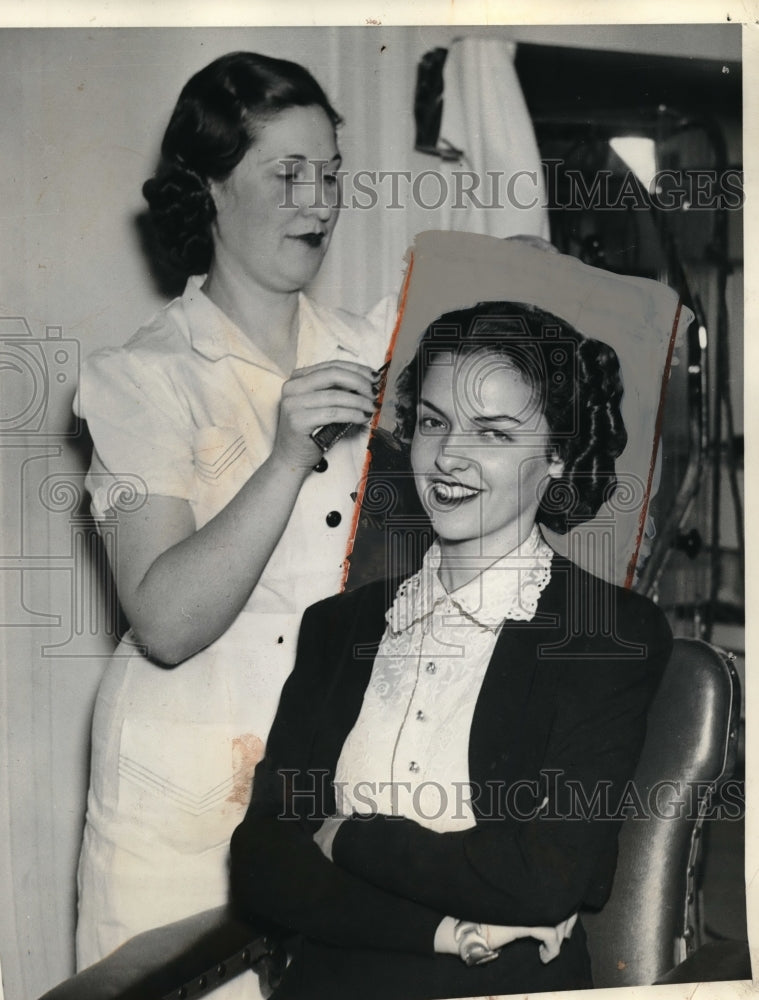 Load image into Gallery viewer, 1939 Press Photo Genevieve Garner Named Queen Shenandoah XVI
