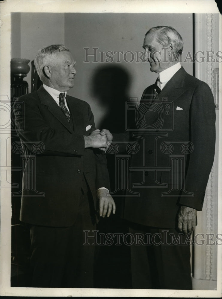 Load image into Gallery viewer, 1932 Press Photo Donn Nance Garner with Gibbs Acadoo shaking hands - nec68432

