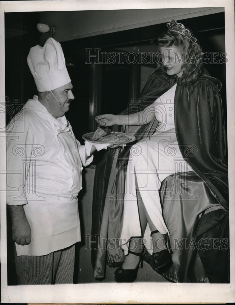 Load image into Gallery viewer, 1947 Press Photo Nina Harshner tasting the foods of Chef Fritz Weinsieri
