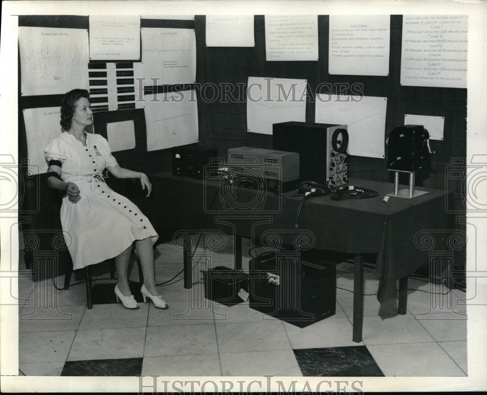 1941 Press Photo Mrs. Dorothy Hampton, with a new paralytic rating device