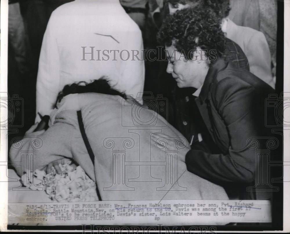 1953 Press Photo Mrs. Frances Hudelson embraces her son Pvt. Richard Davis, POW.