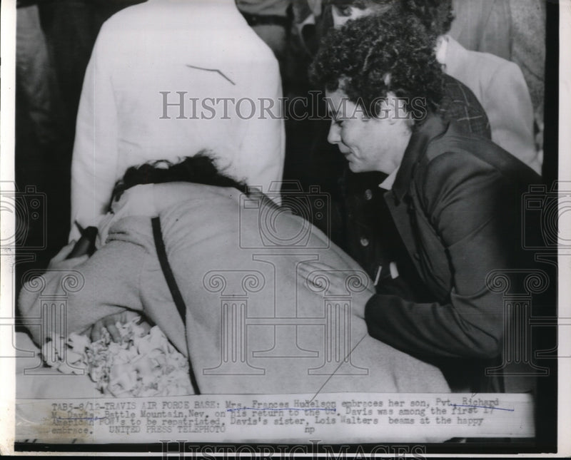 Load image into Gallery viewer, 1953 Press Photo Mrs. Frances Hudelson embraces her son Pvt. Richard Davis, POW.
